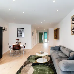 Apartament Roots One - Lakeview Escape With Balcony & Parking, Bucureşti